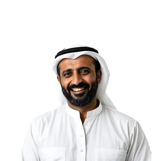 رجل ملتحٍ مبتسم يرتدي غترة بيضاء وثوبًا