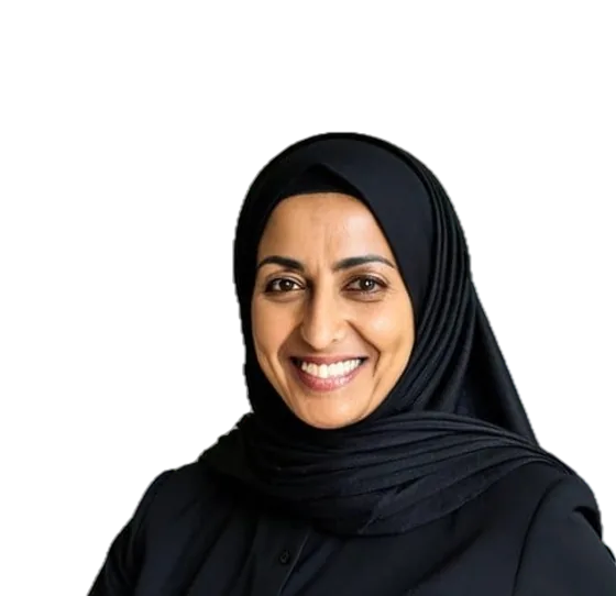 امرأة مبتسمة ترتدي حجابًا أسود وعباءة
